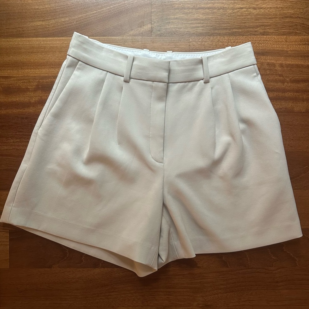 Aritzia Babaton 5” Pleated Shorts